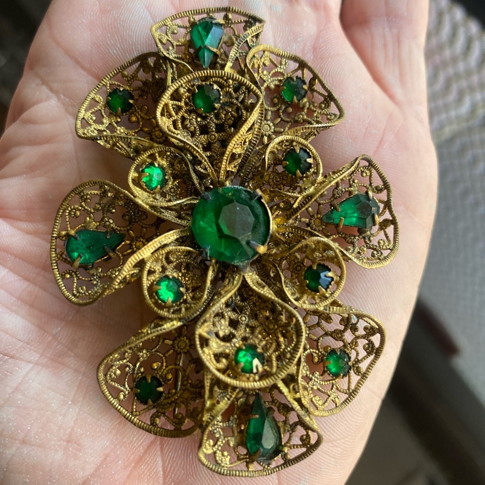 INCREDIBLE ANTIQUE Filigree pin in gold tone with beautiful green stones